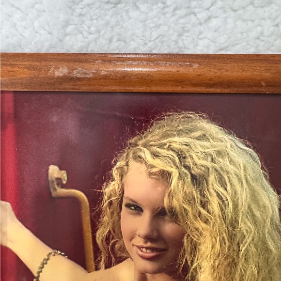 2 Framed Photos of Young Taylor Swift - Picture 6 of 6